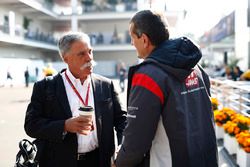 Chase Carey, Chairman, Formula One, with Guenther Steiner, Team Principal, Haas F1 Team