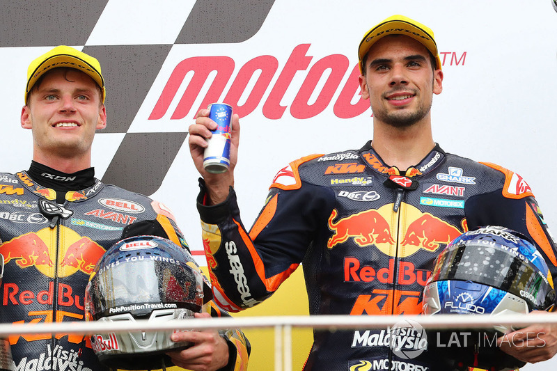 Podium : le vainqueur Miguel Oliveira, Red Bull KTM Ajo, et le deuxième Brad Binder, Red Bull KTM Ajo