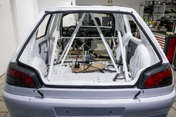 La Peugeot 306 Maxi en phase d'assemblage dans les ateliers du Sébastien Loeb Racing