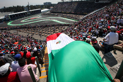 Sergio Pérez, Sahara Force India VJM10 y la bandera de México en la tribuna