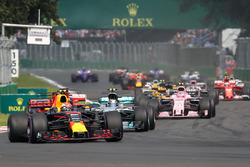 Max Verstappen, Red Bull Racing RB13 leidt bij de start