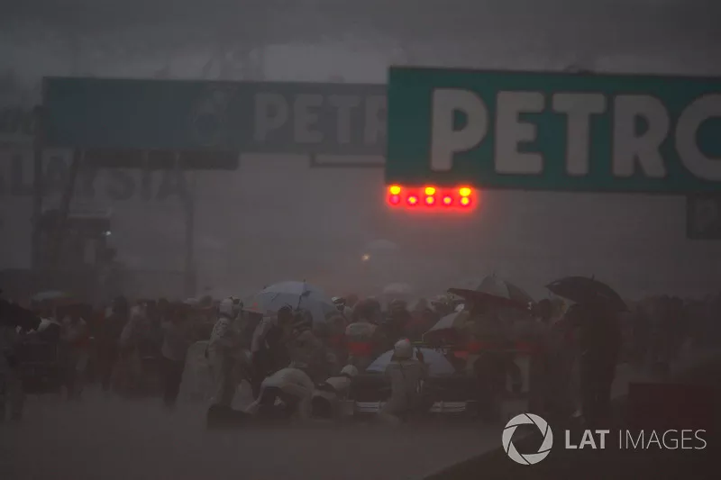 La parrilla se vuelve a alinear después de la bandera roja