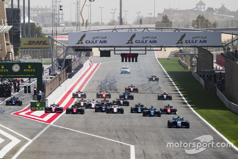Lando Norris, Carlin, leads Sergio Sette Camara, Carlin and the rest of the field at the start of the race