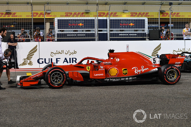 Il poleman Sebastian Vettel, Ferrari SF71H nel parco chiuso