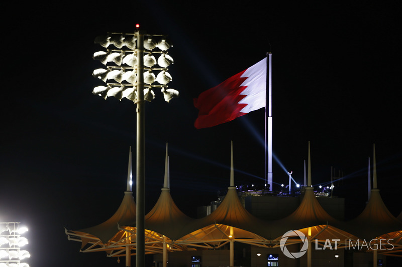 Bandera de Bahrein bajo los reflectores