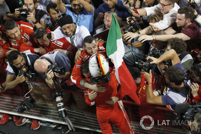 Sebastian Vettel, Ferrari, 1° classificato, festeggia la vittoria con il team all'arrivo nel parco chiuso