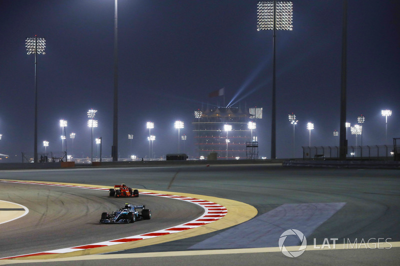 Valtteri Bottas, Mercedes AMG F1 W09, Kimi Raikkonen, Ferrari SF71H