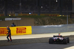 Daniel Ricciardo, Red Bull Racing RB14 Tag Heuer, à côté de sa voiture après son abandon
