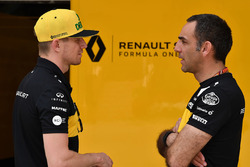 Nico Hulkenberg, Renault Sport F1 Team ve Cyril Abiteboul, Renault Sport F1 Direktörü