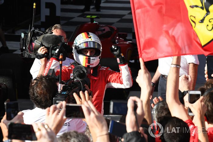 El ganador de la carrera, Sebastian Vettel, Ferrari celebra en el parque cerrado