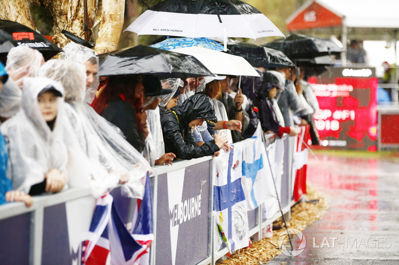 Los fanáticos esperan bajo la lluvia para un autógrafo