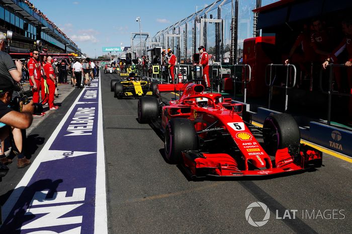 Sebastian Vettel, Ferrari SF71H, y Carlos Sainz Jr., Renault Sport F1 Team R.S. 18.