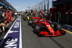 Sebastian Vettel, Ferrari SF71H, Carlos Sainz Jr., Renault Sport F1 Team R.S. 18.