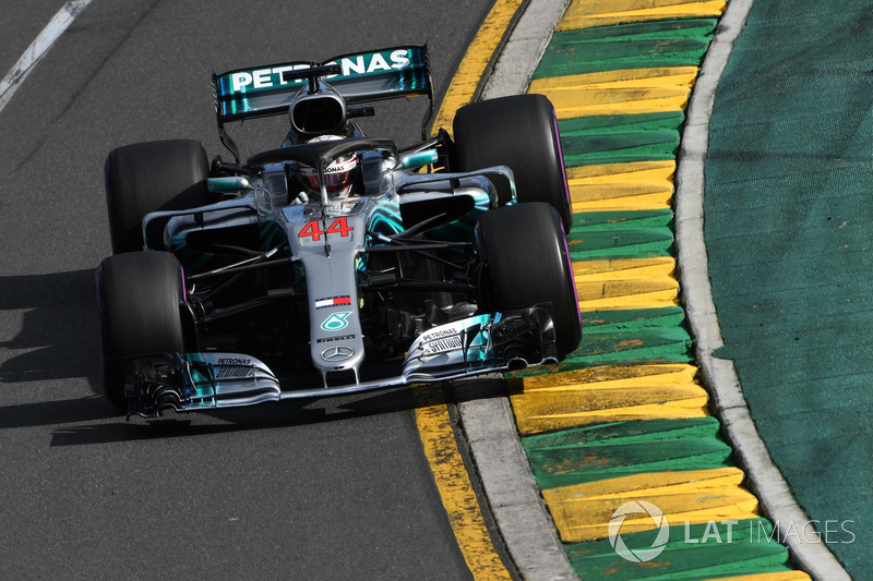 Lewis Hamilton na volta 47: Lewis Hamilton: Posso acelerar? Me diga como vocês querem isso? Vamos lá! Vou para cima.