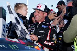 Clint Bowyer, Stewart-Haas Racing, Ford Fusion Haas Automation Demo Day celebra su victoria