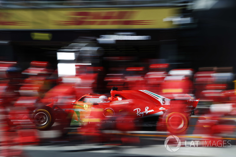 Sebastian Vettel, Ferrari SF71H, au stand