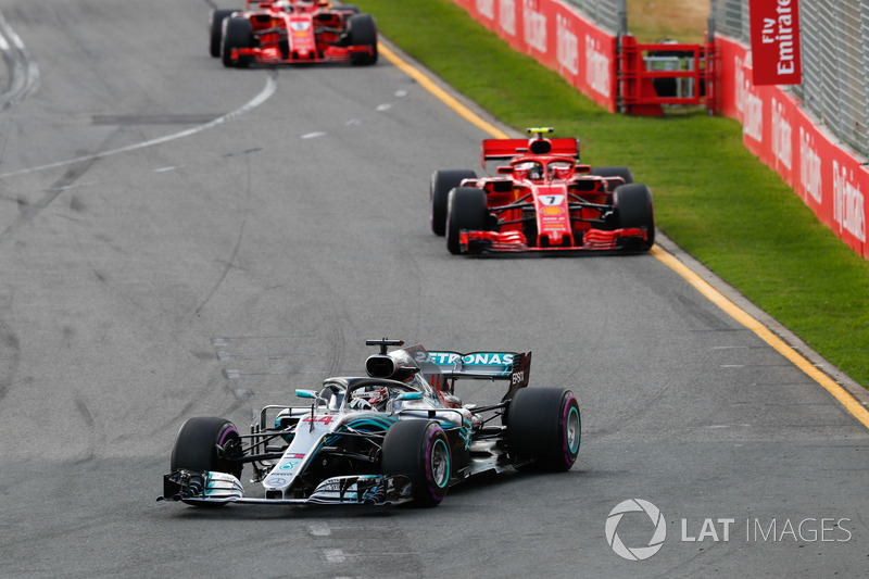 Lewis Hamilton, Mercedes AMG F1 W09, precede Sebastian Vettel, Ferrari SF71H, and Kimi Raikkonen, Ferrari SF71H