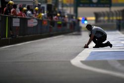 Un technicien Pirelli dans les stands