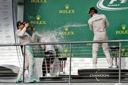 The podium (L to R): Nico Rosberg, Mercedes AMG F1 celebrates with Victoria Vowles, Mercedes AMG F1 