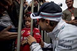 Felipe Massa, Williams, meets a young fan