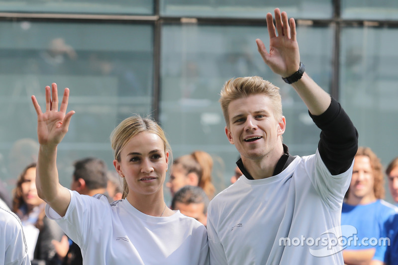 Carmen Jorda, Renault Sport F1 Team piloto de desarrollo y Nico Hulkenberg, Sahara Force India F1 en el partido de fútbol benéfico:de la pista a la cancha