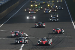 Start action, #5 Toyota Racing Toyota TS050 Hybrid: Anthony Davidson, Sébastien Buemi, Kazuki Nakajima leads