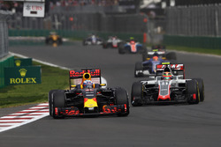 Daniel Ricciardo, Red Bull Racing RB12, Esteban Gutierrez, Haas F1 Team VF-16