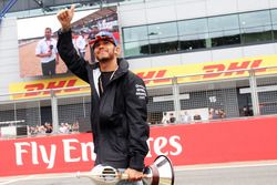 Lewis Hamilton, Mercedes AMG F1 con il Trofeo Hawthorn