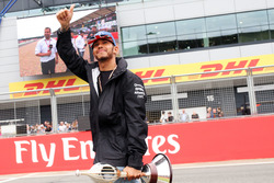 Lewis Hamilton, Mercedes AMG F1 presenta con el trofeo Hawthorn
