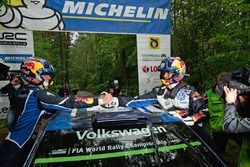 I vincitori Andreas Mikkelsen, Anders Jäger, Volkswagen Polo WRC, Volkswagen Motorsport