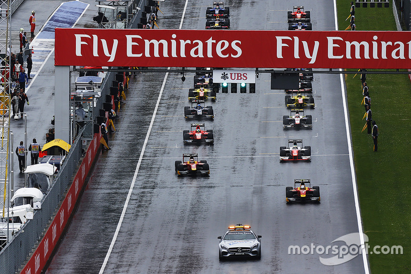 Carrera inicia detrás del safety car