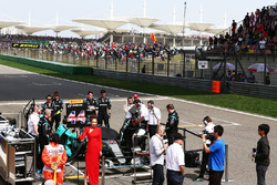 Lewis Hamilton, Mercedes AMG F1 Team W07 en la parrilla