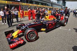 Daniel Ricciardo, Red Bull Racing RB12 sur la grille