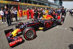 Daniel Ricciardo, Red Bull Racing RB12 sur la grille