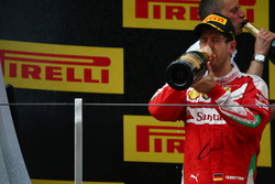 Podio: segundo lugar Sebastian Vettel, Ferrari