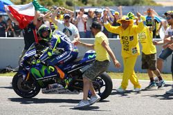 Winner Valentino Rossi, Yamaha Factory Racing with fans