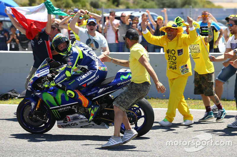 Winnaar Valentino Rossi, Yamaha Factory Racing met fans