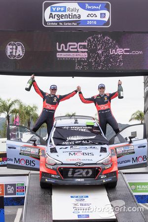 Les vainqueurs Hayden Paddon et John Kennard, Hyundai Motorsport