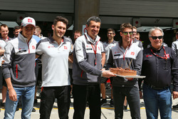 Romain Grosjean, Haas F1 Team viert verjaardag met het team