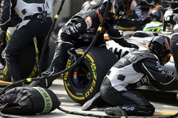Nico Hulkenberg, Sahara Force India F1 VJM09 pit stop