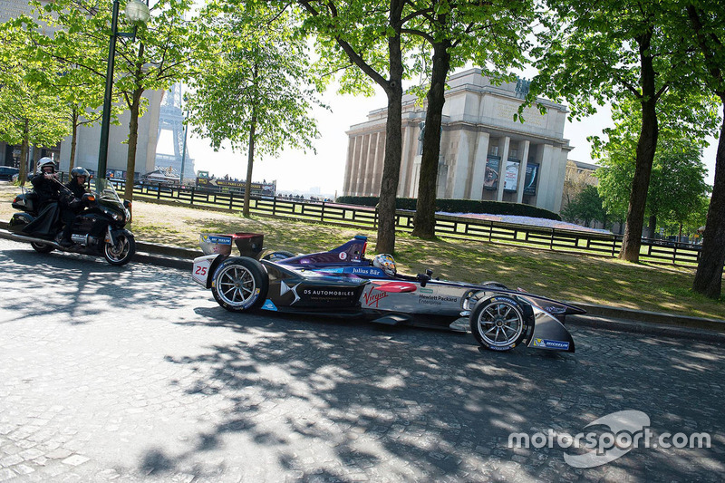 Jean-Eric Vergne cerca del Trocadero y la Torre Eiffel