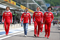 Sebastian Vettel, Ferrari bei der Steckenbegehnung mit dem Team