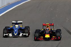 Marcus Ericsson, Sauber C35 and Daniil Kvyat, Red Bull Racing RB12