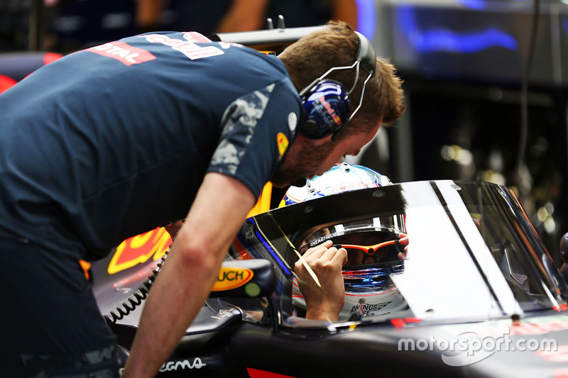 Daniel Ricciardo, Red Bull Racing RB12 with the Aero Screen