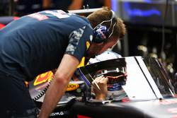 Daniel Ricciardo, Red Bull Racing RB12 met Aeroscreen