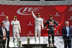 Le podium (de g. à d.) : Nico Rosberg, Mercedes AMG F1, 2e, Lewis Hamilton, Mercedes AMG F1, vainqueur, Max Verstappen, Red Bull Racing, 3e