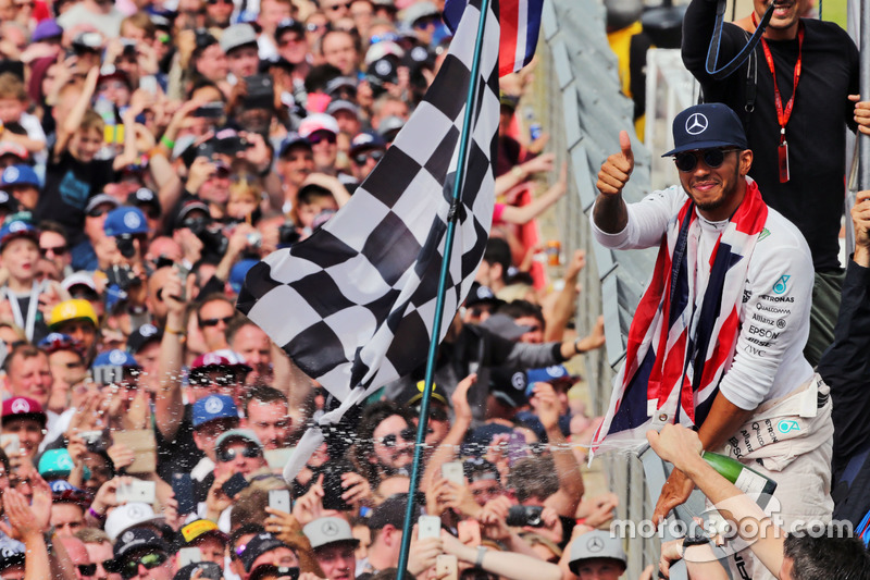 Ganador de la carrera Lewis Hamilton, Mercedes AMG F1 celebra con los fans