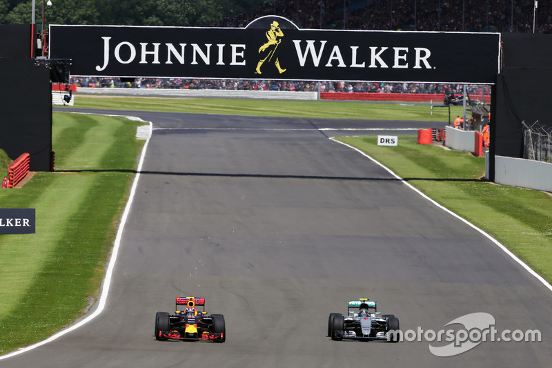 Max Verstappen, Red Bull Racing RB12 and Nico Rosberg, Mercedes AMG F1 W07 Hybrid battle for positio