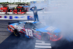 Ganador de la carrera Kyle Busch, Joe Gibbs Racing Toyota