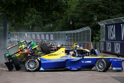 Lucas di Grassi, ABT Schaeffler Audi Sport y Sébastien Buemi, Renault e.Dams chocan en la primera cu
